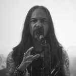 Tommy Houtsen, de Amorphis, en el videoclip Bones