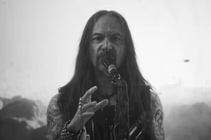 Tommy Houtsen, de Amorphis, en el videoclip Bones