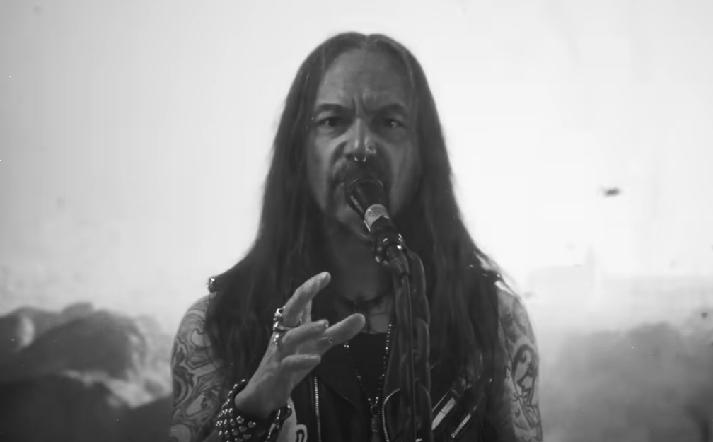 Tommy Houtsen, de Amorphis, en el videoclip Bones