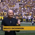 Bruce Dickinson canta el himno de los Estados Unidos en un partido de fútbol americano