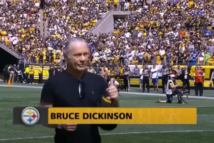 Bruce Dickinson canta el himno de los Estados Unidos en un partido de fútbol americano