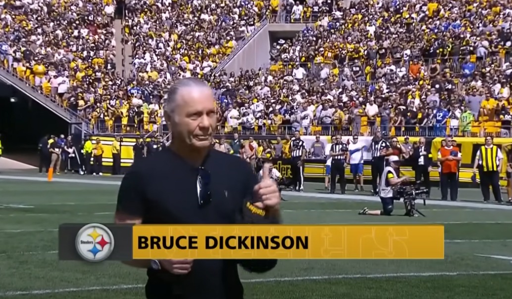 Bruce Dickinson canta el himno de los Estados Unidos en un partido de fútbol americano