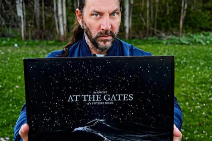 Nicas Engelin con el disco de At The Gates y Tompa