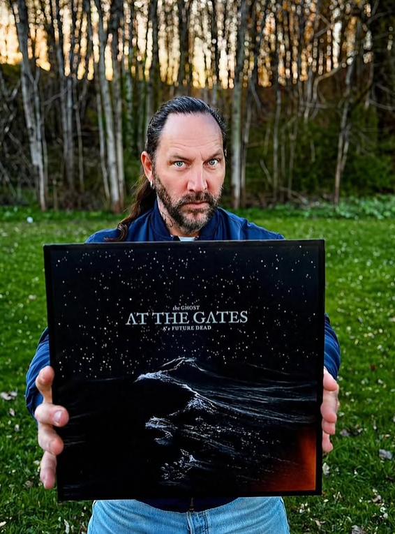 Nicas Engelin con el disco de At The Gates y Tompa